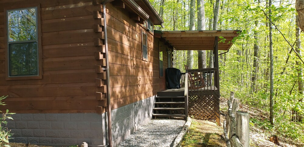 Clean, private cabin just 3 miles to Waynesville on a paved road. 1 of 2 cabins