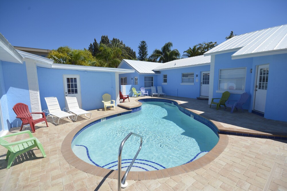 POOL VIEW  Walk to beach  King bed  Heated pool   DAILY  WEEKLY SPECIAL