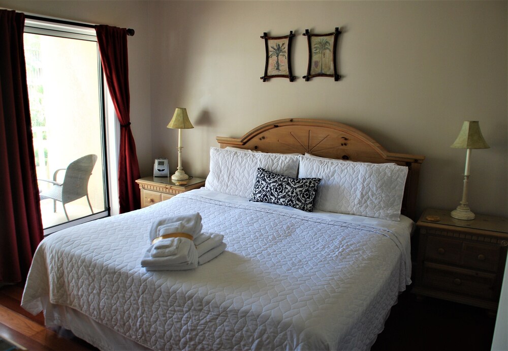 BEAUTIFUL OCEANFRONT VILLA BIGSCREEN TV NEWLY PAINTED HIGHEND