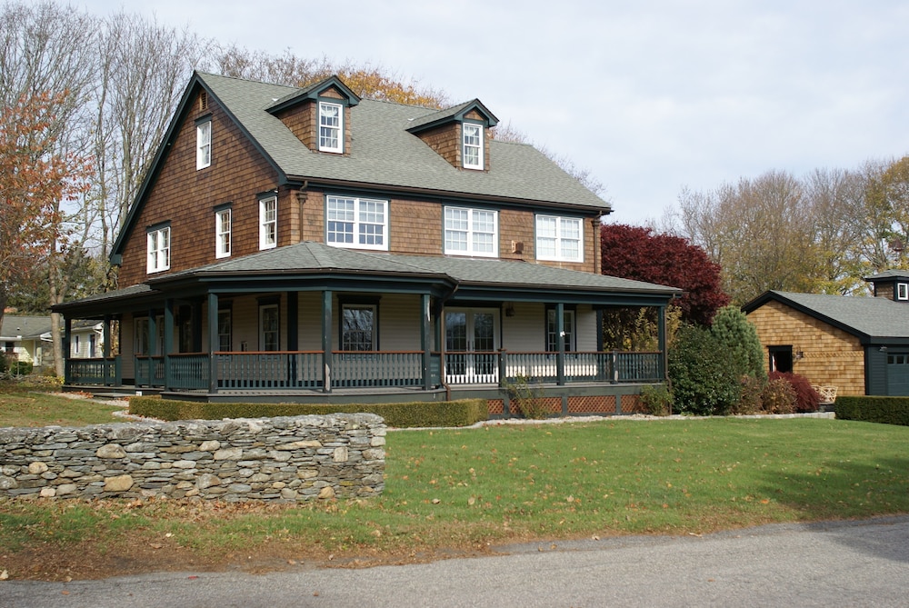 4 Bedroom All Suite Country Home Features A Wrap Around Porch On