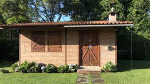 2 quartos, frigobar, cortinas blackout, ferros/tábuas de passar roupa