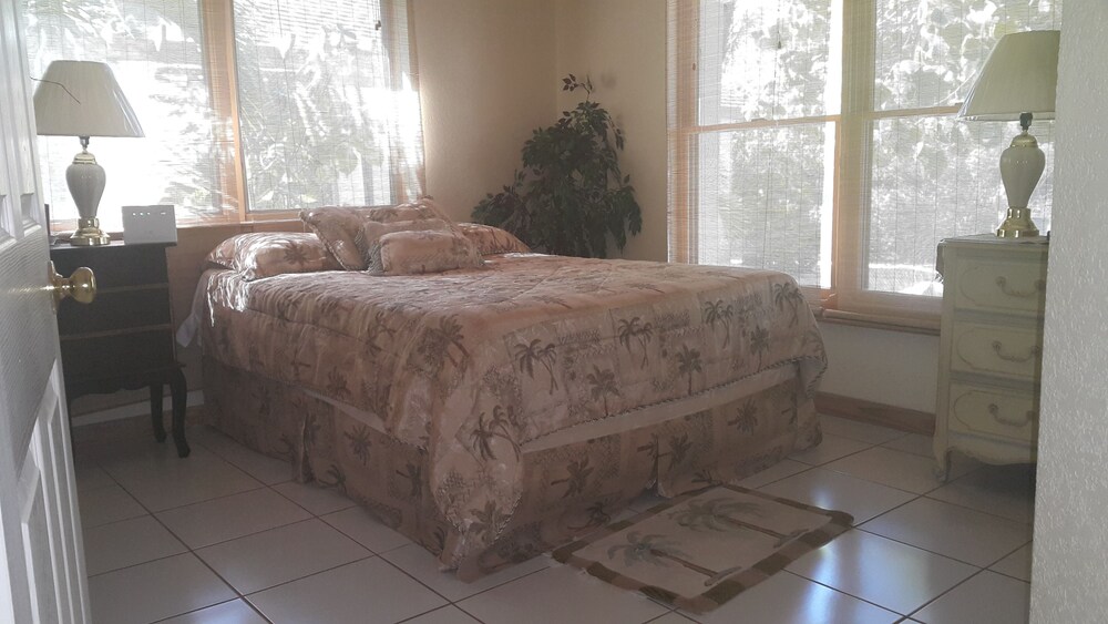 Villa, Pool, 3 Berms, 2.5 baths, breathtaking views, reef protected area, kayaks Cayman Brac