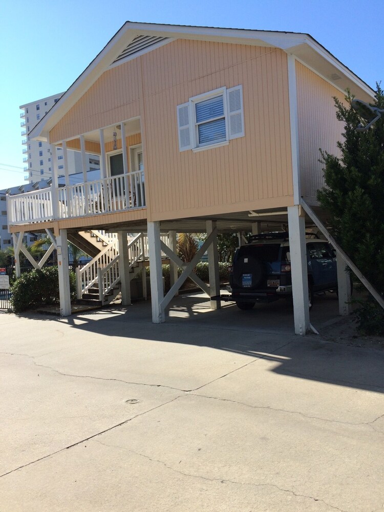 GCB #104G Sunset Sq. 2BR/2BA Raised Beach House, 2nd Row-Oceanview