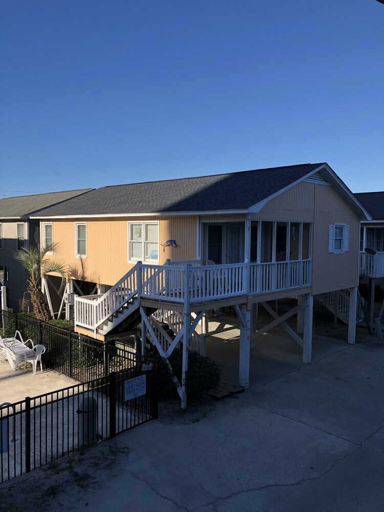 GCB #104G Sunset Sq. 2BR/2BA Raised Beach House, 2nd Row-Oceanview