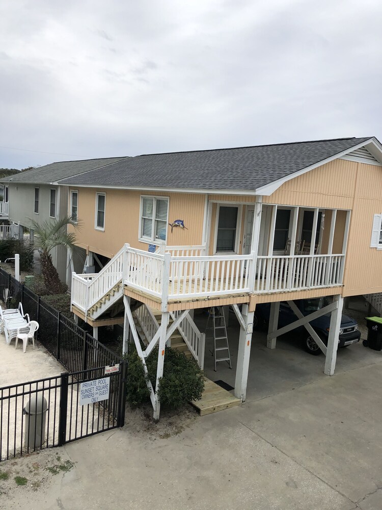 GCB #104G Sunset Sq. 2BR/2BA Raised Beach House, 2nd Row-Oceanview