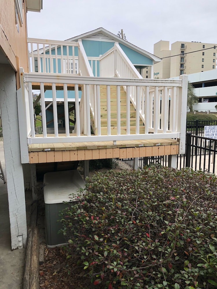 GCB #104G Sunset Sq. 2BR/2BA Raised Beach House, 2nd Row-Oceanview