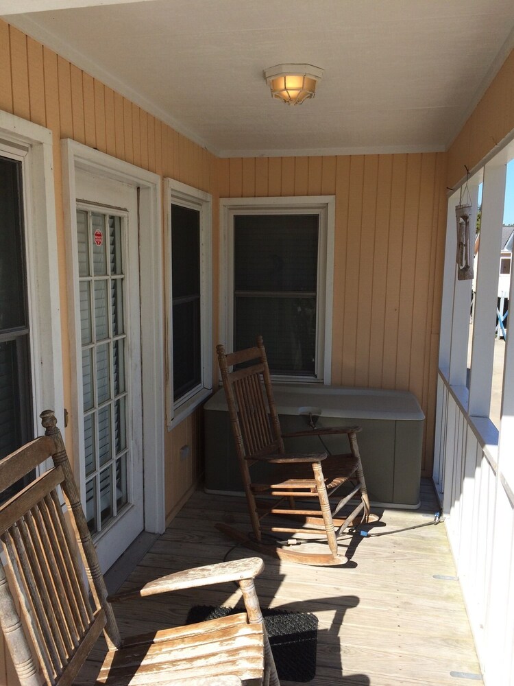 GCB #104G Sunset Sq. 2BR/2BA Raised Beach House, 2nd Row-Oceanview