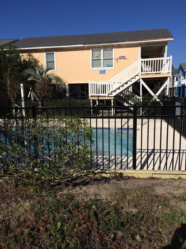 GCB #104G Sunset Sq. 2BR/2BA Raised Beach House, 2nd Row-Oceanview