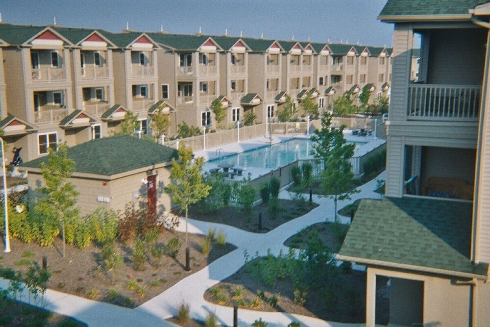 ..Wildwood Square Townhouse, with great pool, sleeps 8