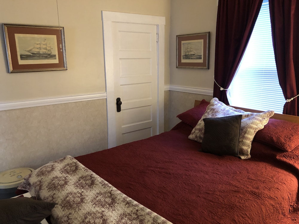 History, Views, Charm and Perfect Location! Seward Vrbo