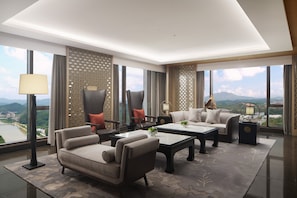 Club Suite, 1 King Bed, Non Smoking, River View | In-room safe, desk, blackout drapes, iron/ironing board