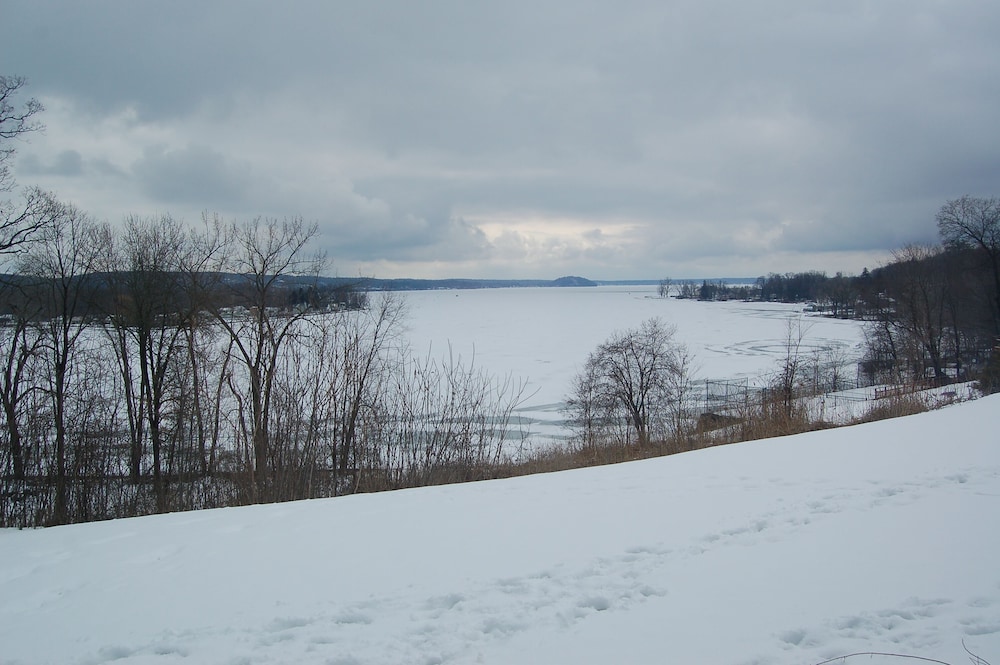 Historic Moon's Lakehouse on Saratoga Lake, prime location