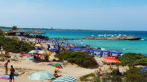 Una spiaggia nelle vicinanze