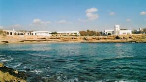 Una spiaggia nelle vicinanze