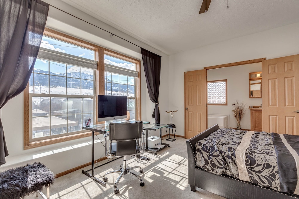 Yellowstone Mountain View Cozy Mountain Retreat with Deck and AC