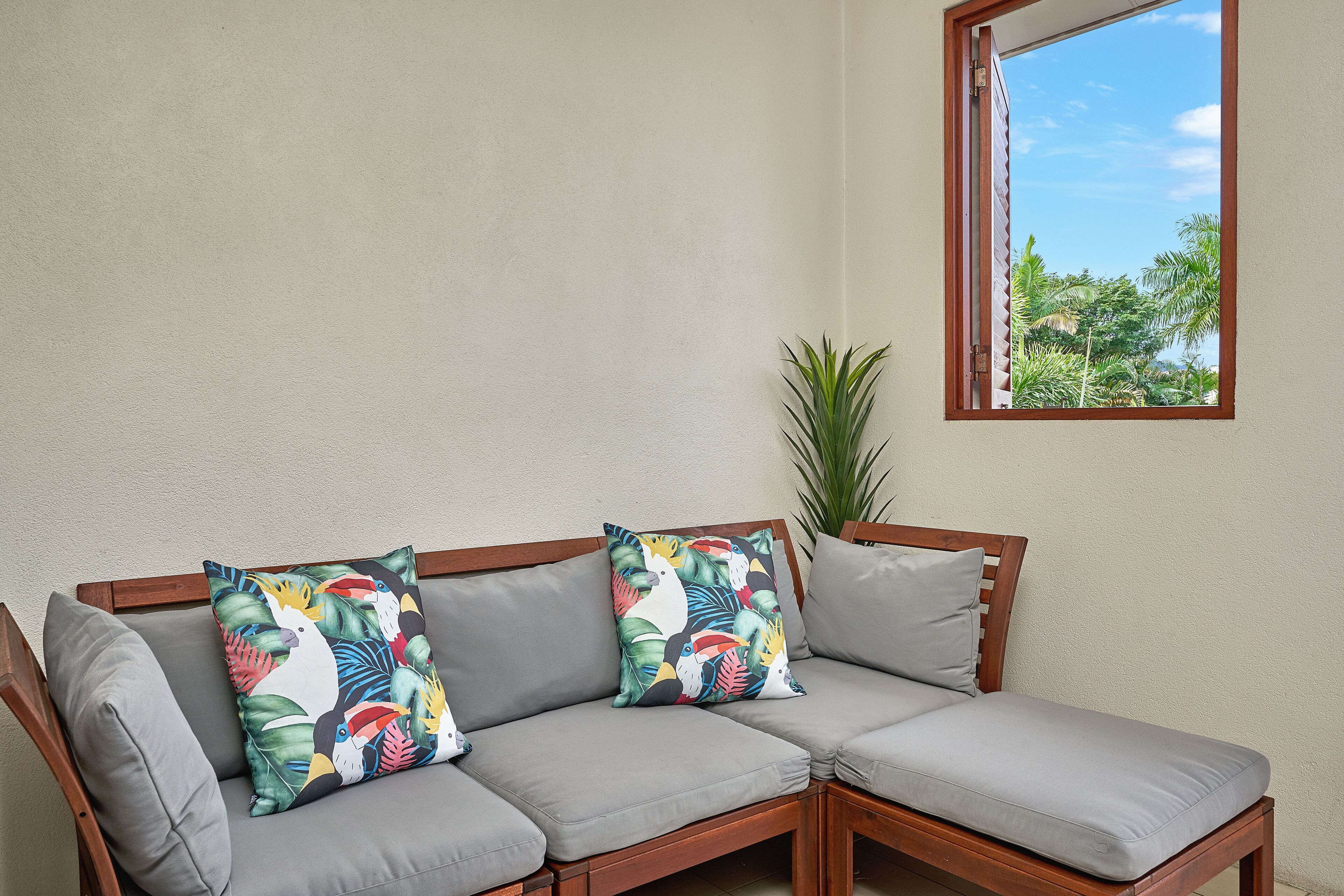 Spacious Central Modern 3 Bedroom Family Apartment