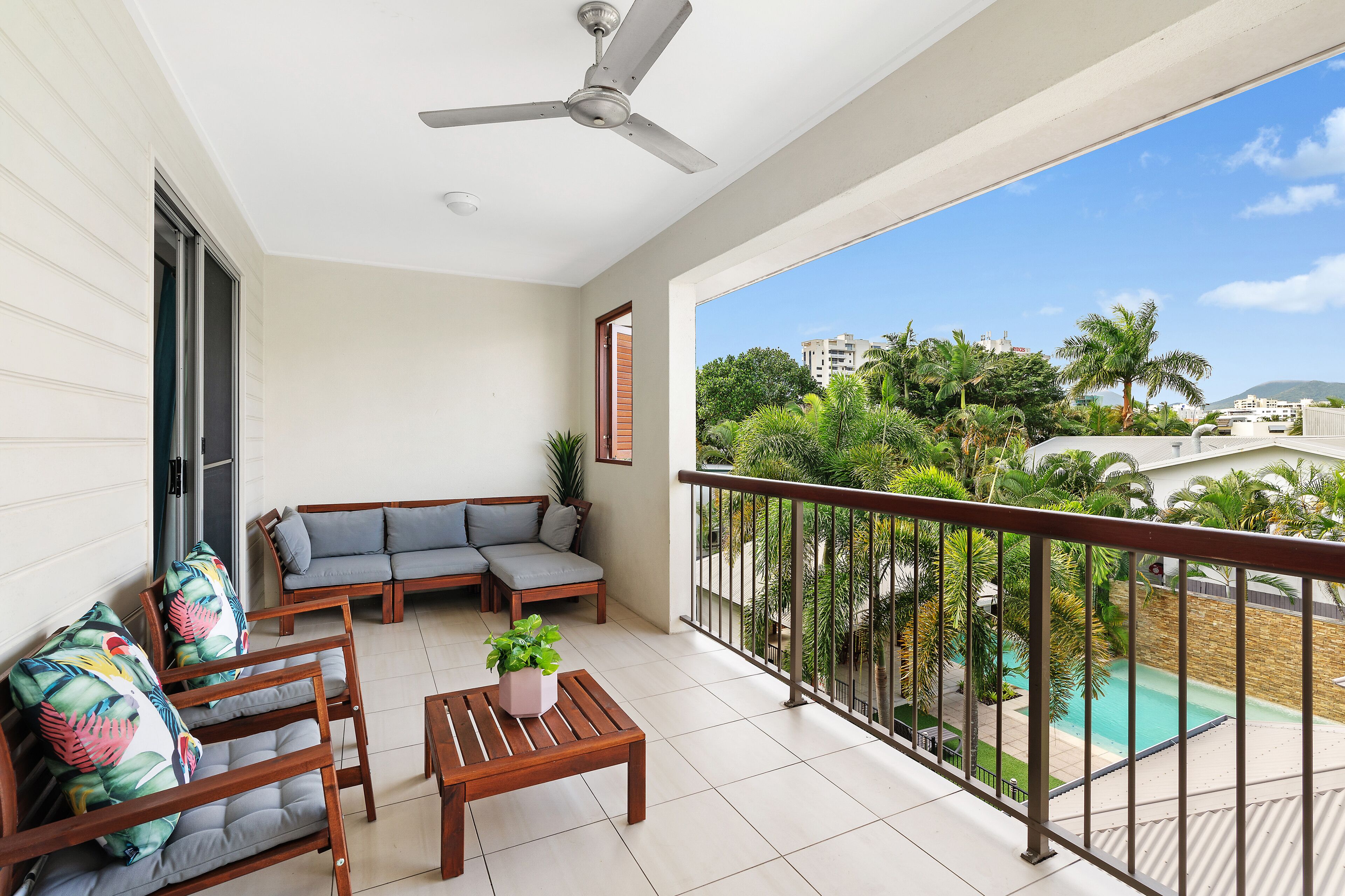 Spacious Central Modern 3 Bedroom Family Apartment