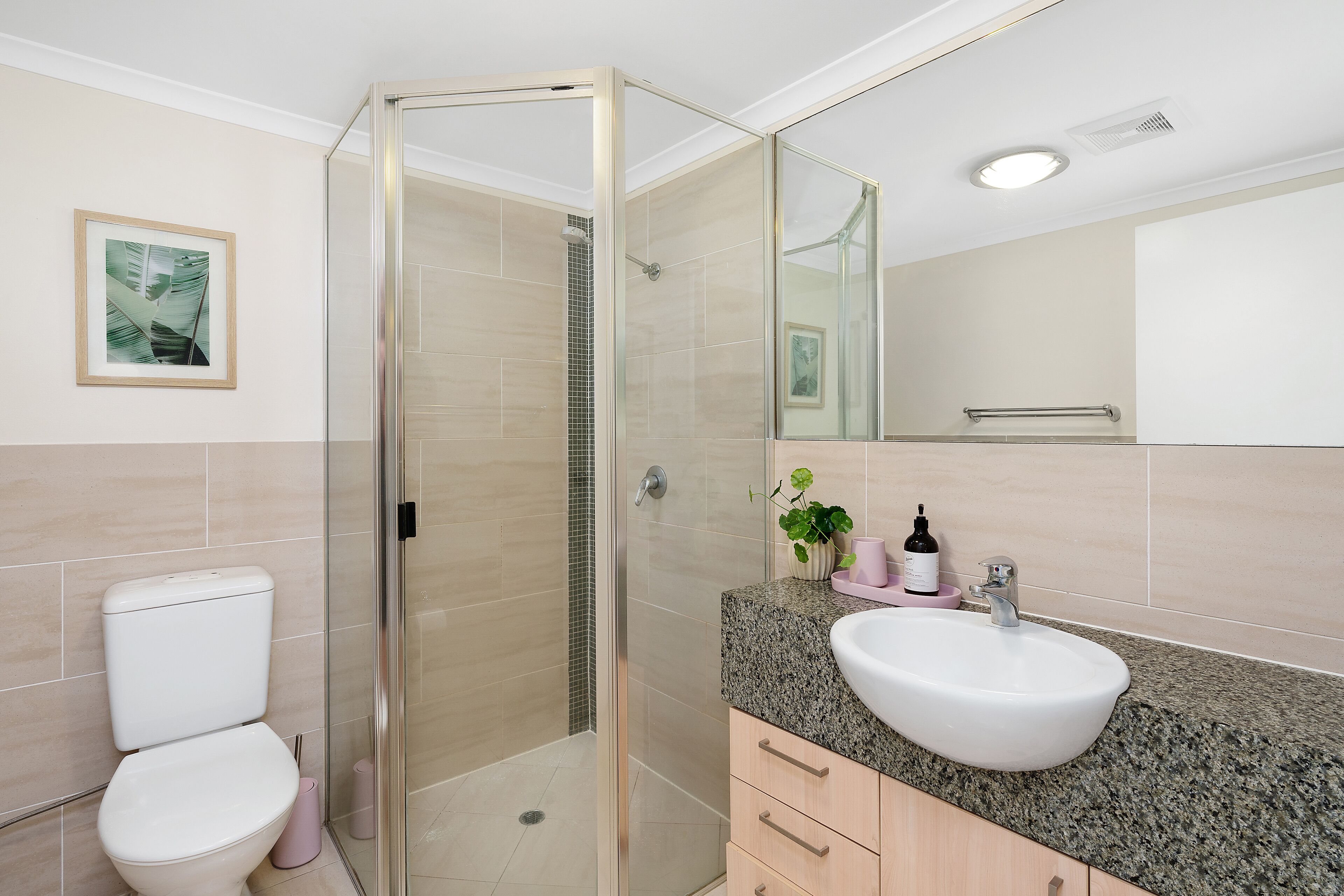 Spacious Central Modern 3 Bedroom Family Apartment