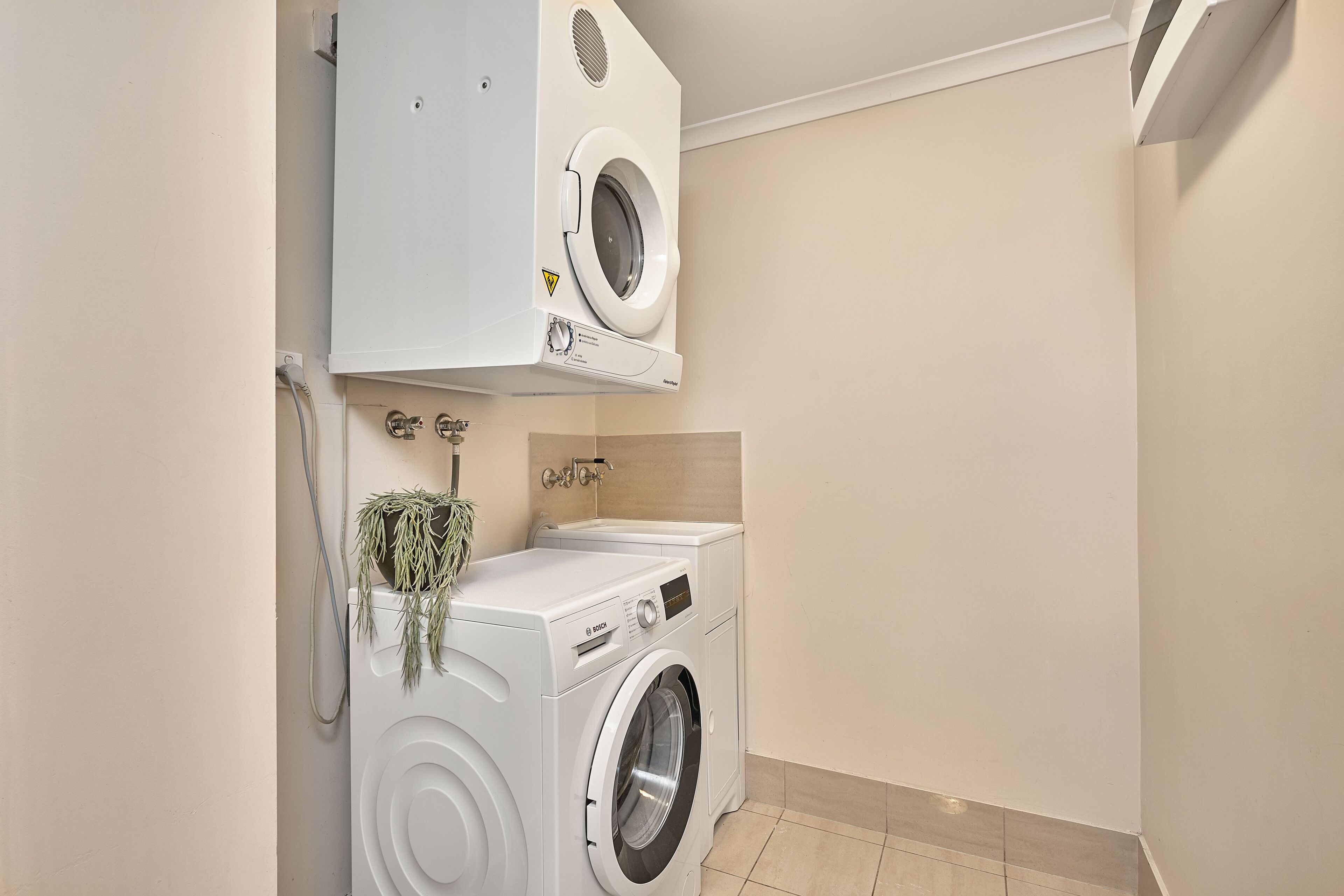 Spacious Central Modern 3 Bedroom Family Apartment