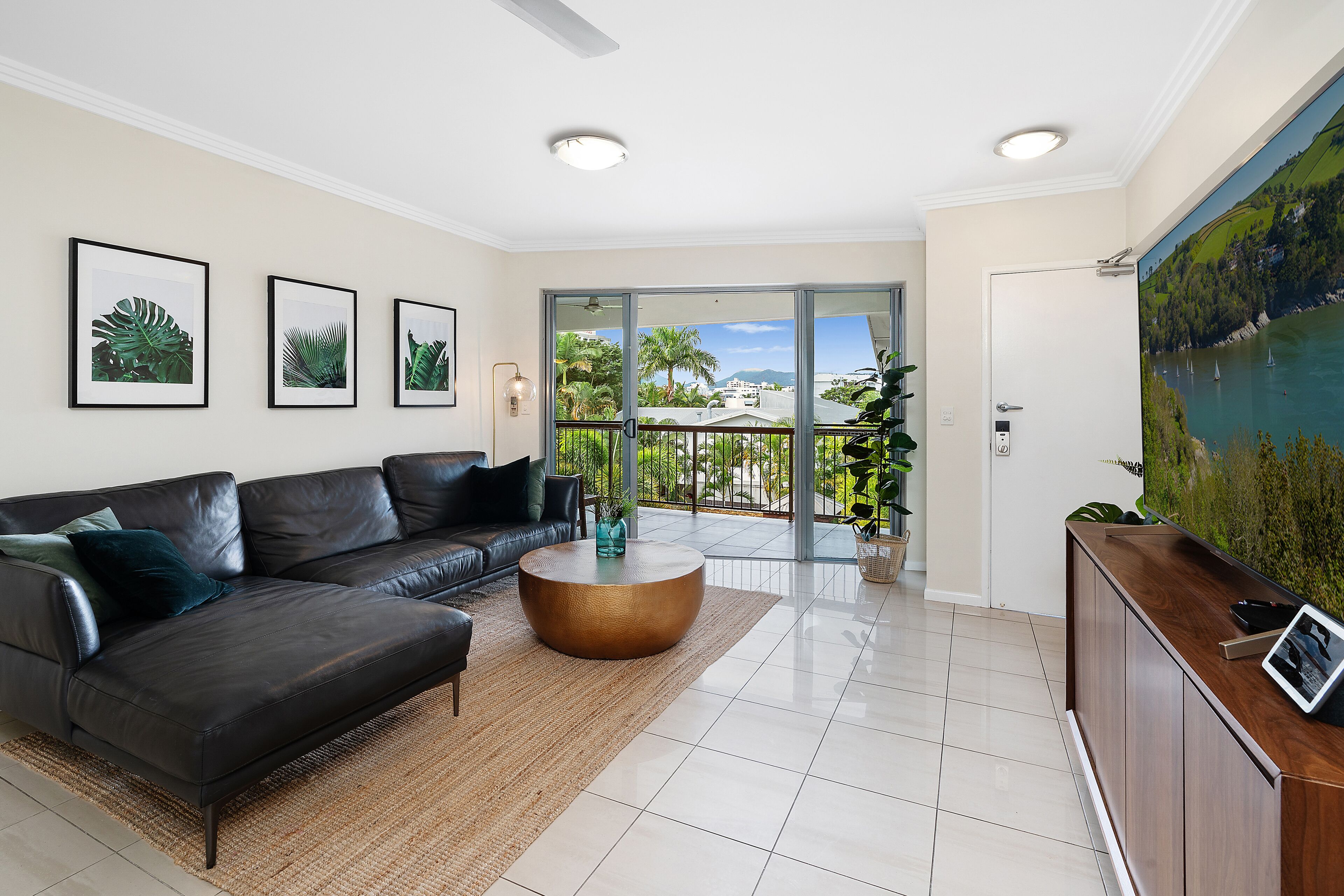 Spacious Central Modern 3 Bedroom Family Apartment