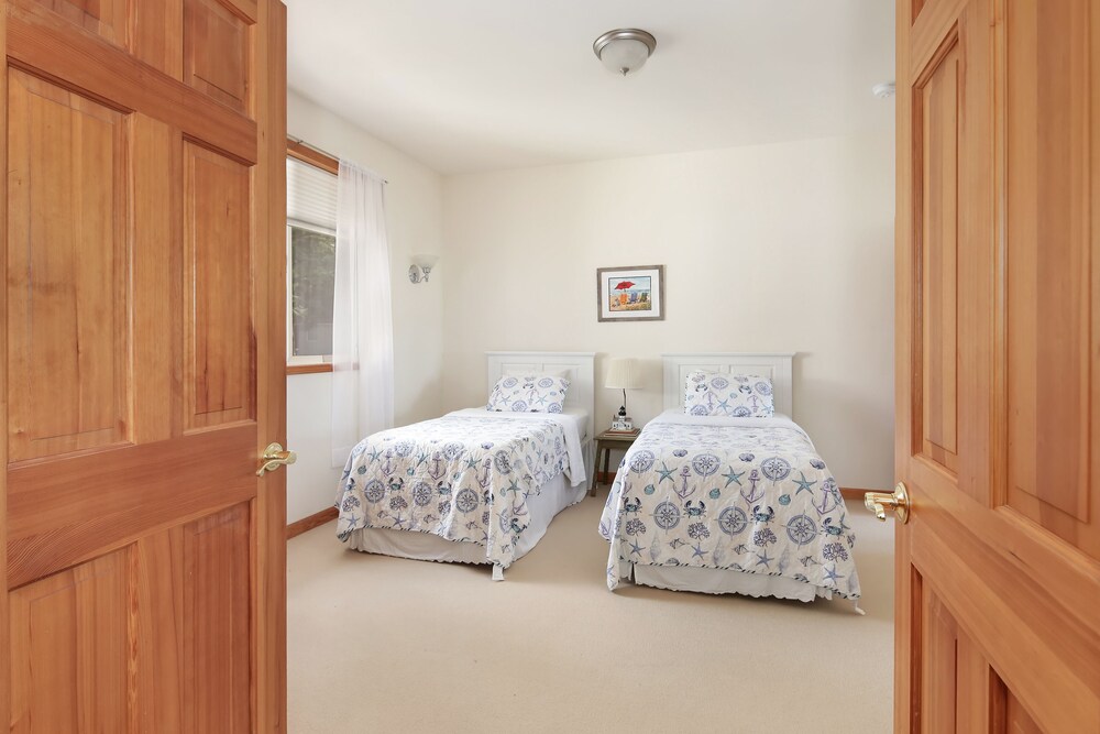 Stunning 2600sf waterfront home with spetacular views Blaine Vrbo