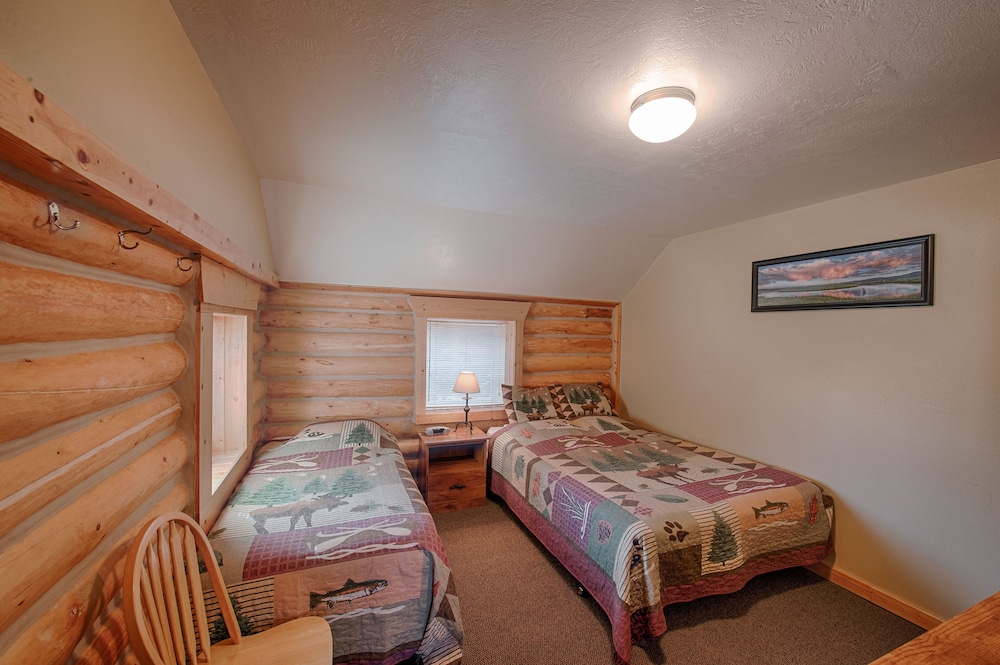 Gallatin Cabin, Sleeps 1 6, 5 Blocks from West Entrance to