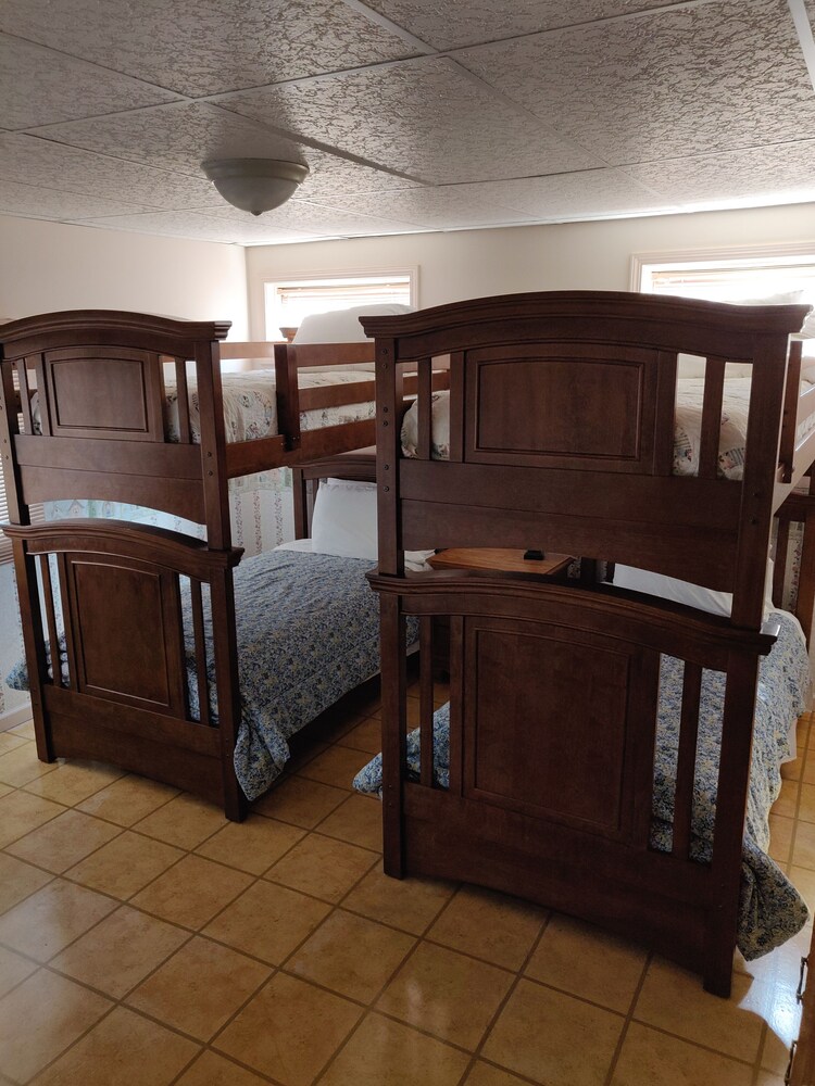 Beautiful Lakefront Rental on Lake Keowee near Clemson. Pets