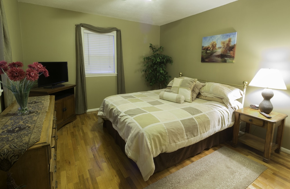 Perfect Beaver Lake Access! Firepit, Fishing/Swimming, Convenient to Rogers