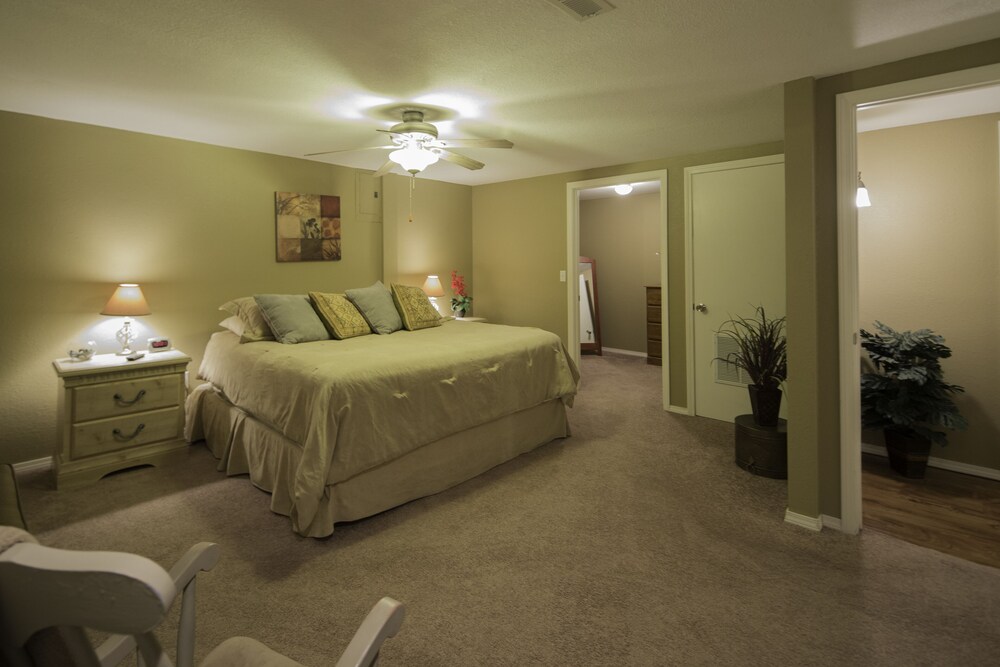 Perfect Beaver Lake Access! Firepit, Fishing/Swimming, Convenient to Rogers