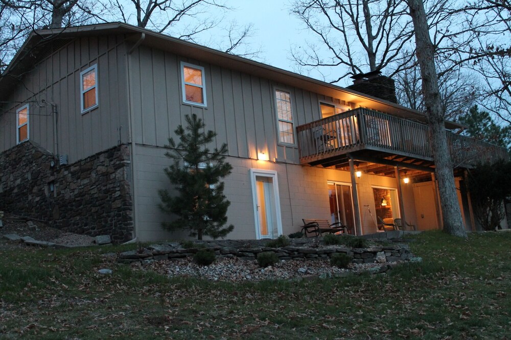 Perfect Beaver Lake Access! Firepit, Fishing/Swimming, Convenient to Rogers