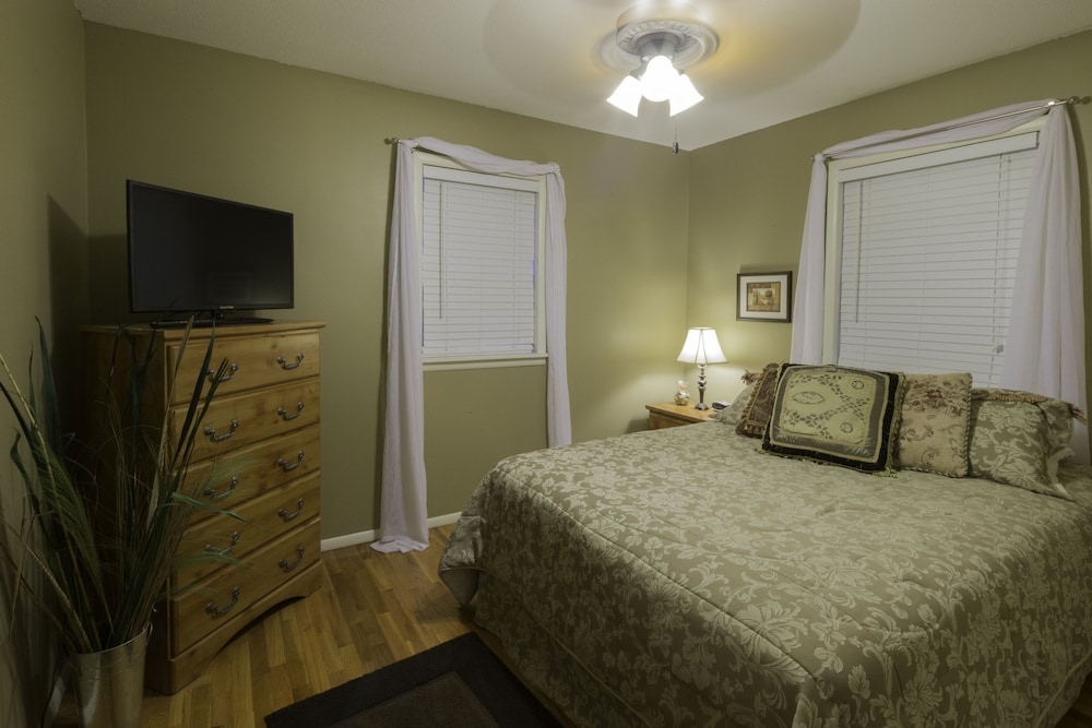 Perfect Beaver Lake Access! Firepit, Fishing/Swimming, Convenient to Rogers