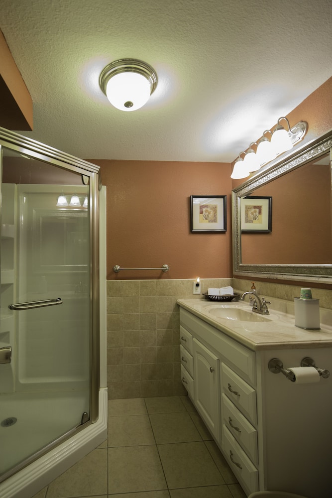 Perfect Beaver Lake Access! Firepit, Fishing/Swimming, Convenient to Rogers