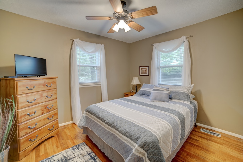 Perfect Beaver Lake Access! Firepit, Fishing/Swimming, Convenient to Rogers Benton County Vrbo