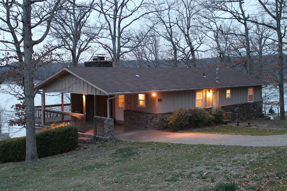 Perfect Beaver Lake Access! Firepit, Fishing/Swimming, Convenient to Rogers