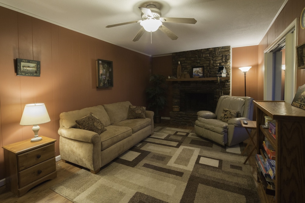 Perfect Beaver Lake Access! Firepit, Fishing/Swimming, Convenient to Rogers