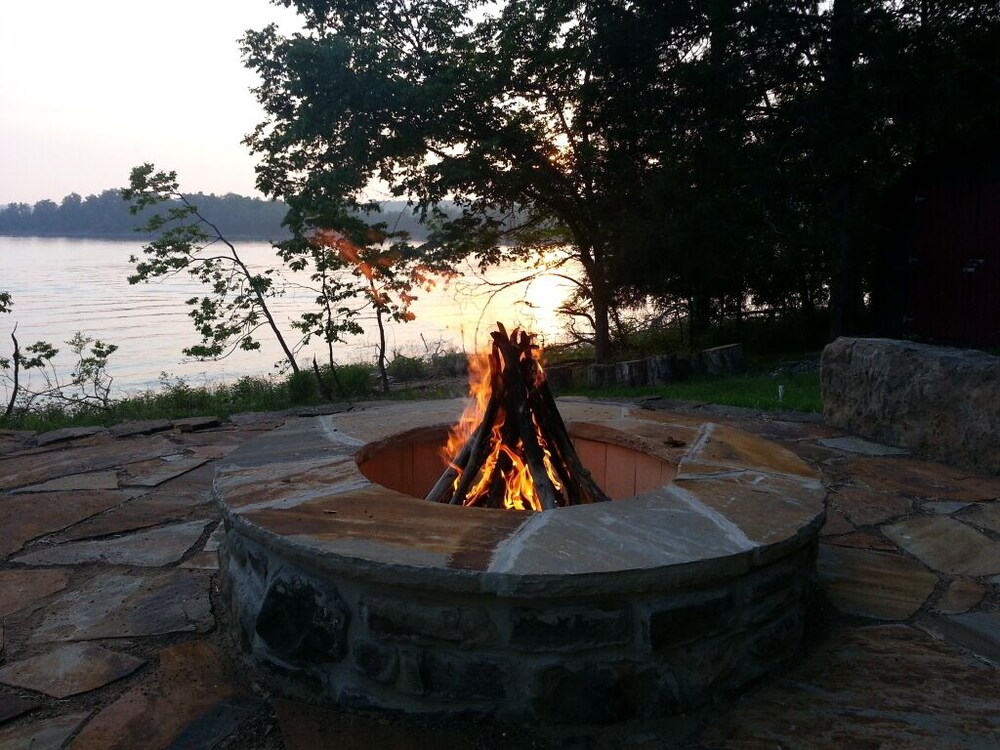 Perfect Beaver Lake Access! Firepit, Fishing/Swimming, Convenient to Rogers