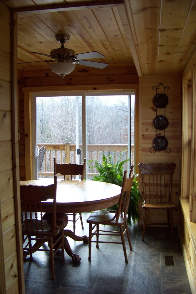 Ellen's Log Cabin with Hot Tub Located Minutes From The Upper Meramec