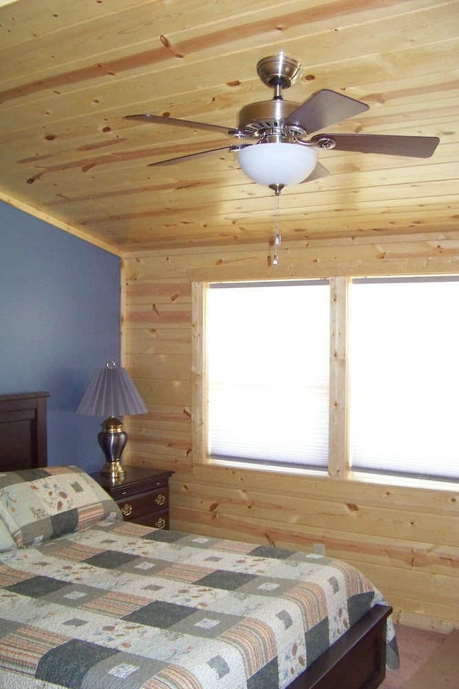 Ellen's Log Cabin with Hot Tub Located Minutes From The Upper Meramec