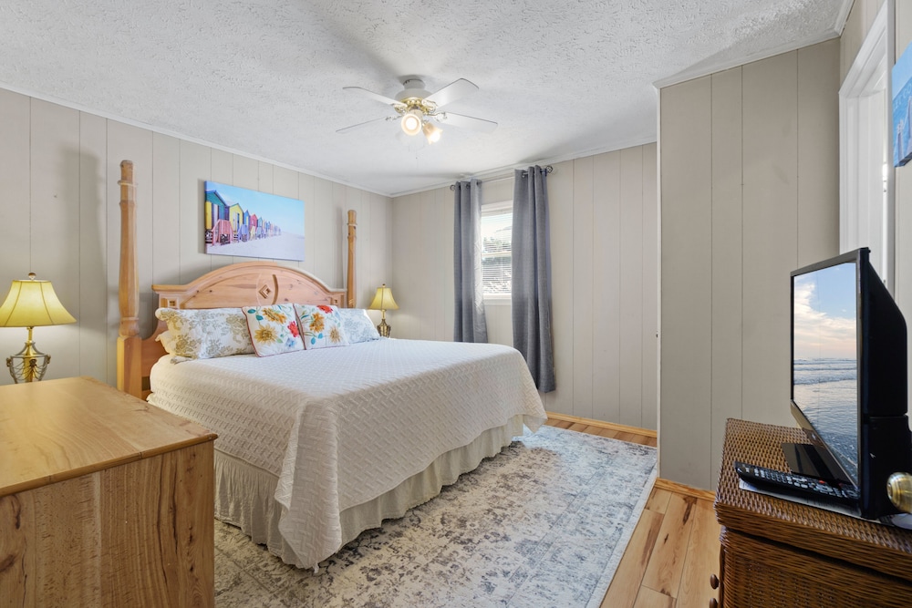 Fully fenced in yard that is perfect for pets/ with non refundable pet