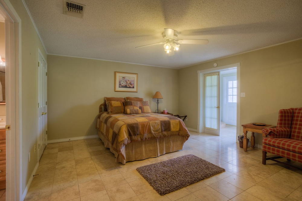 19702 State Highway 55, Uvalde, TX 78801 Uvalde Vrbo