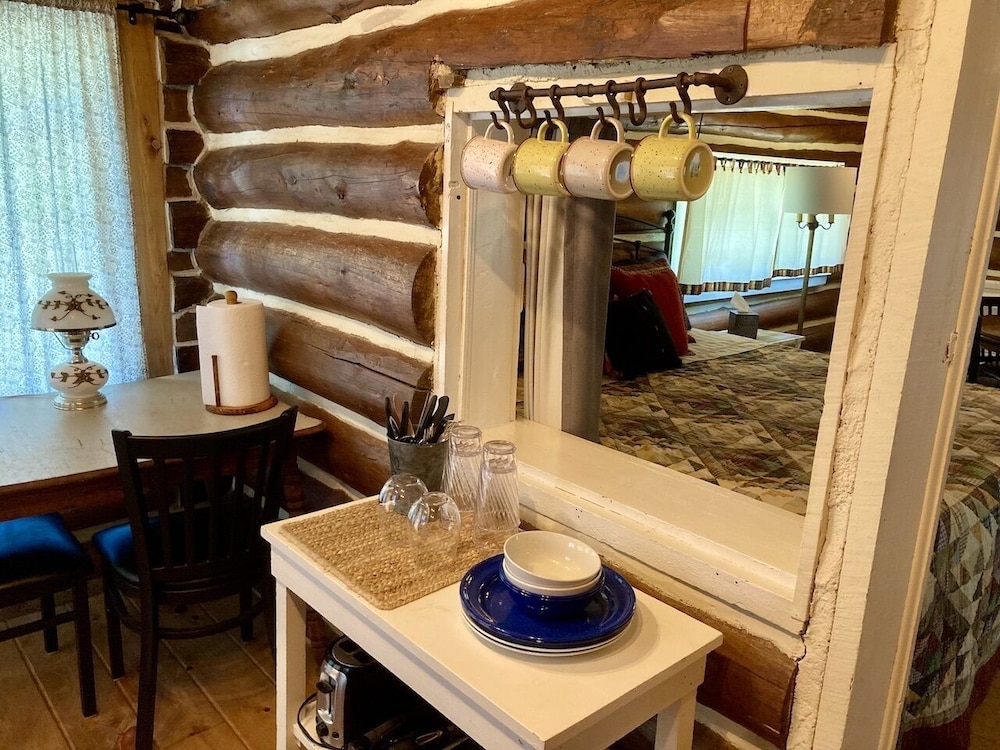 Historic & Cozy Cabin, Within 10 Mi of Mt. Rushmore & Custer State Park