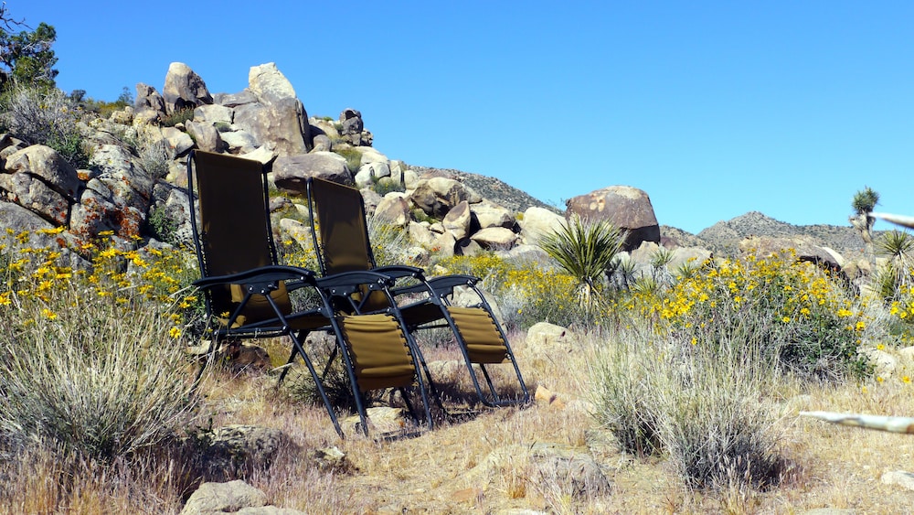 Gorgeous Views, 5 Acres, Sleeps 8, Hot Tub, WiFi, Close to Park!