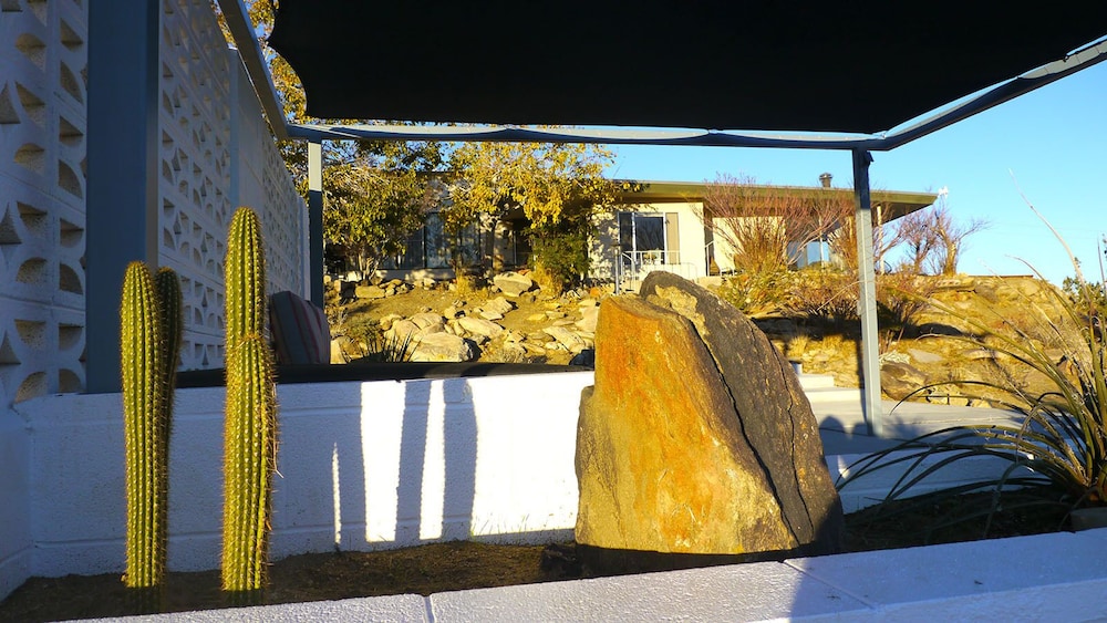 Gorgeous Views, 5 Acres, Sleeps 8, Hot Tub, WiFi, Close to Park!