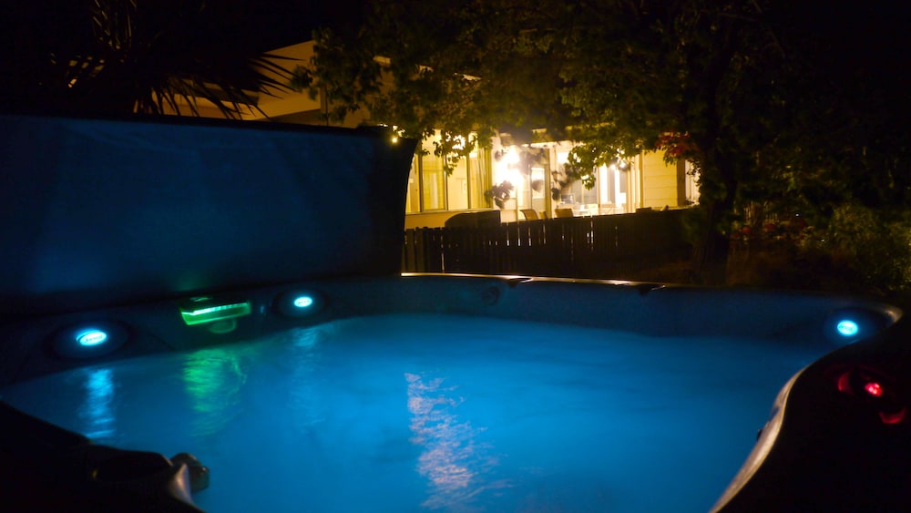 Gorgeous Views, 5 Acres, Sleeps 8, Hot Tub, WiFi, Close to Park!