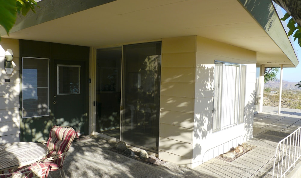 Gorgeous Views, 5 Acres, Sleeps 8, Hot Tub, WiFi, Close to Park!