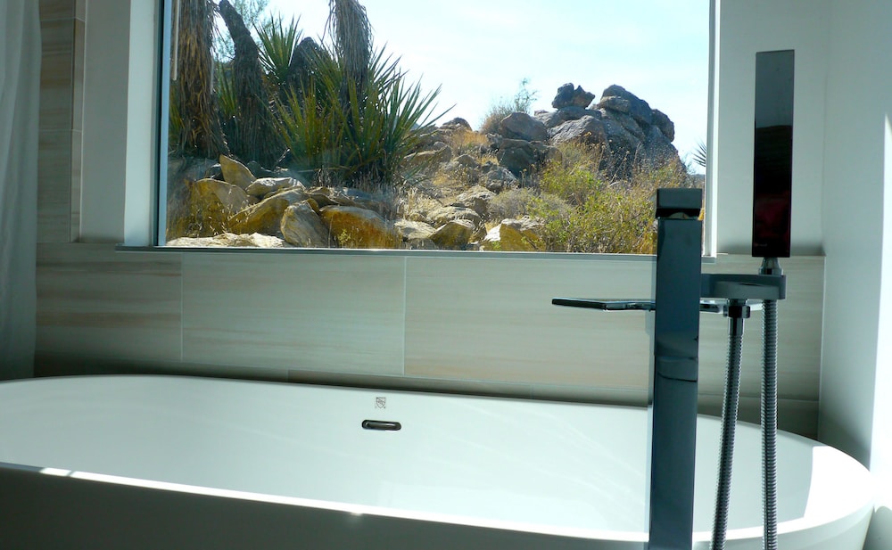 Gorgeous Views, 5 Acres, Sleeps 8, Hot Tub, WiFi, Close to Park!