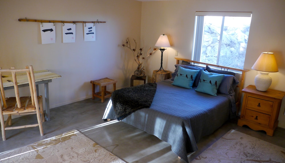 Gorgeous Views, 5 Acres, Sleeps 8, Hot Tub, WiFi, Close to Park!