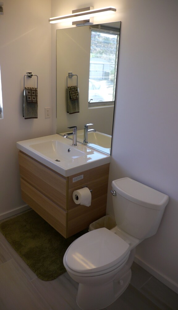 Gorgeous Views, 5 Acres, Sleeps 8, Hot Tub, WiFi, Close to Park!