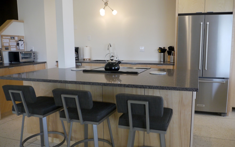 Gorgeous Views, 5 Acres, Sleeps 8, Hot Tub, WiFi, Close to Park!