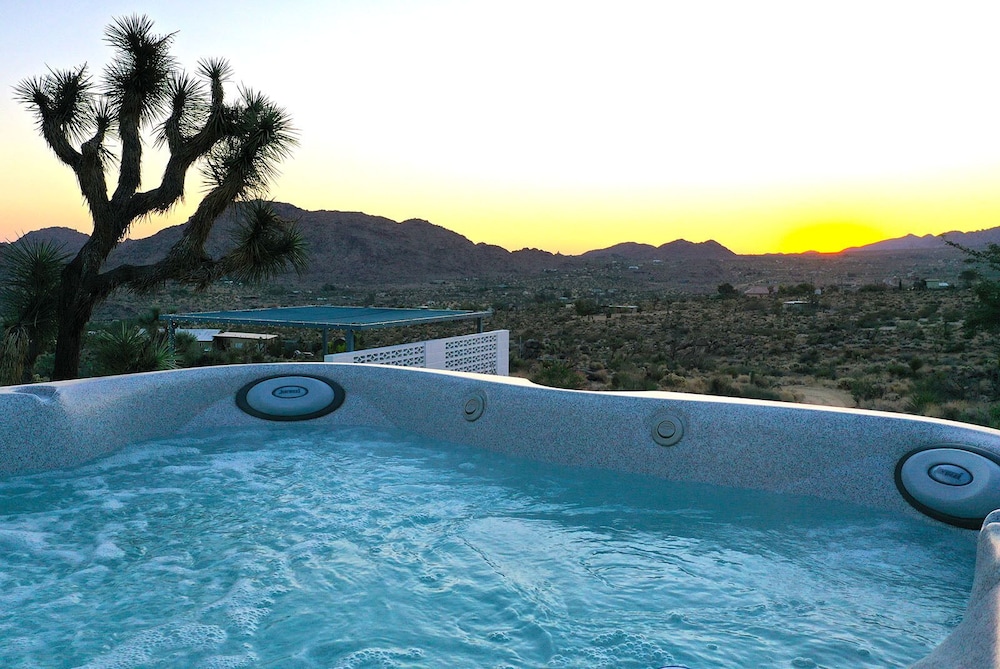 Gorgeous Views, 5 Acres, Sleeps 8, Hot Tub, WiFi, Close to Park!